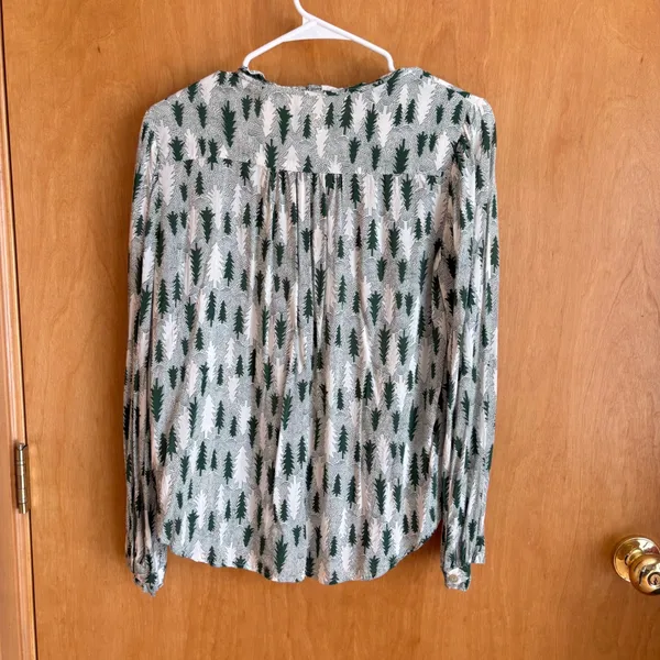 Maeve Anthropologie Blouse Women 4 Green Pine Tree‎ Forest Print Ruffle V-Neck - Image 9