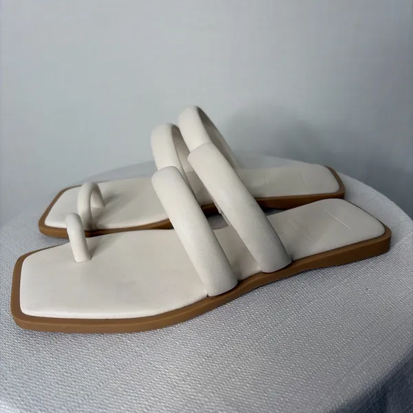 Dolce Vita White Toe Loop Flat Sandals Women’s Size 6 (B91)”✨ - Image 5