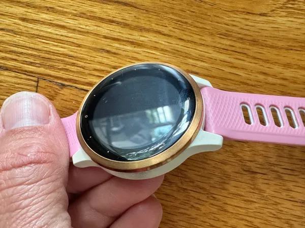 Garmin Vivoactive 4S Rose Gold and Pink Run Band - Image 4