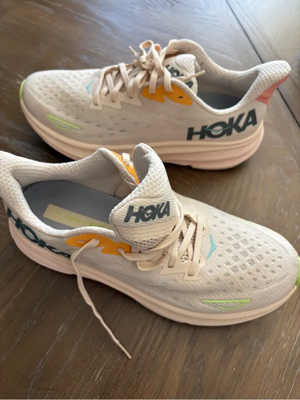 HOKA Women's Clifton 9 in the popular "Vanilla / Astral" colorway 1127896-VLS - Image 4
