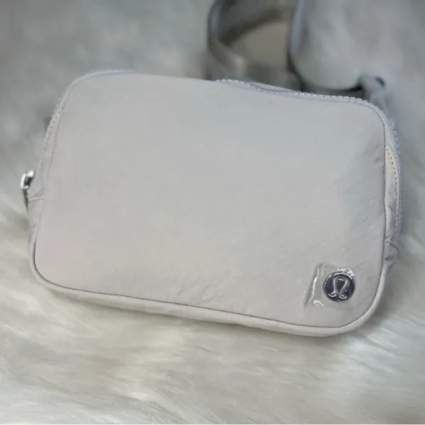Lululemon Everywhere Belt Bag 1L Wordmark white opal - Image 6