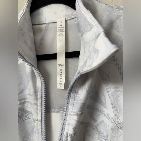 Lululemon Define Jacket  Women's size 12- Gray/White Print - Image 4