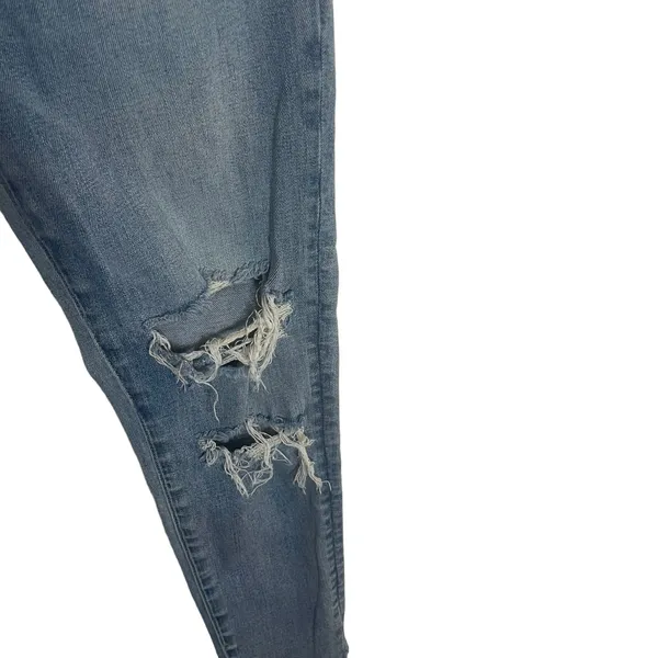 American Eagle Women's Size 6 Light Wash‎ Distressed Skinny Jeans - Image 4