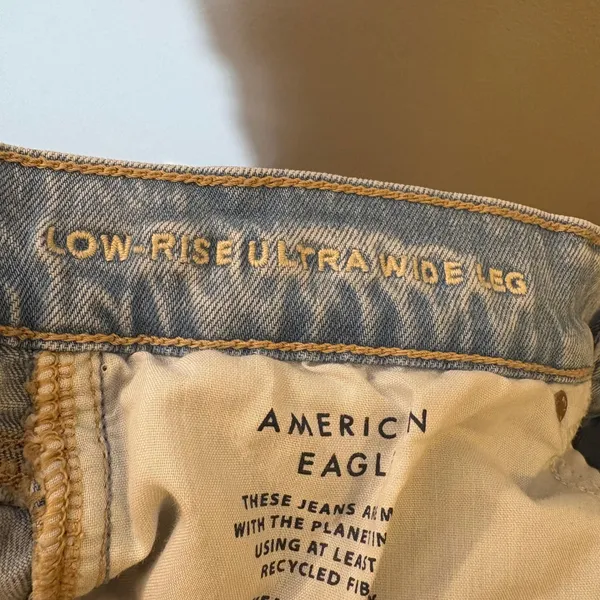 American Eagle Low-Rise Ultra Wide Leg Jeans Size 4 Light Wash Denim - Image 7