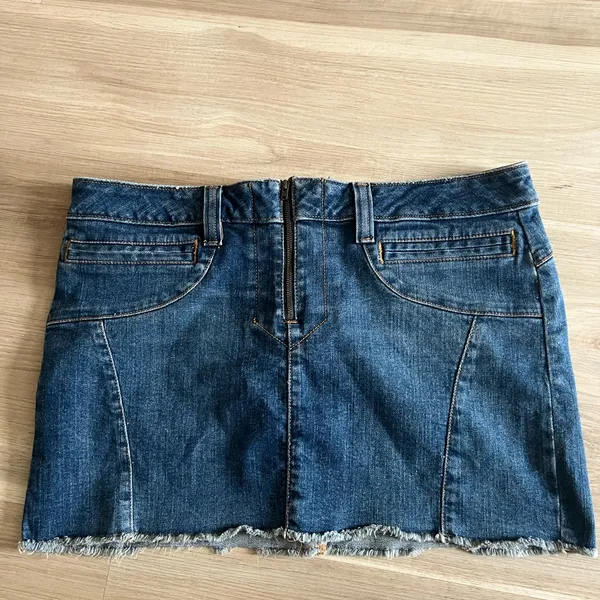 American Eagle denim frayed raw hem mini skirt size 12 - Image 2