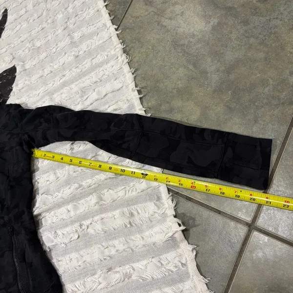 lululemon athletica Black Camo Jacket Sz 4 Outdoor Excersice Gym Preppy - Image 10