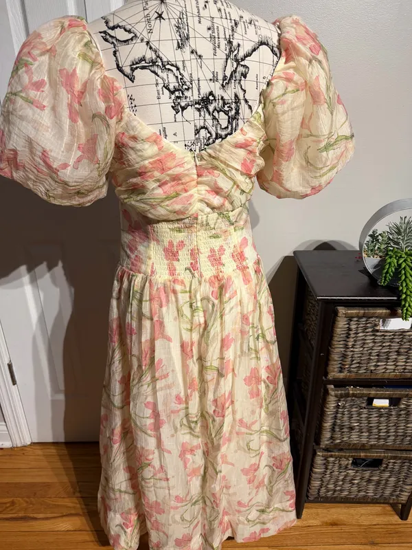 NWT ASTR the Label Sasilia floral puff sleeve dress Sz M midi-length a v-neckline and a front slit coquette chiffon organza like flare Shirred overlay - Image 6
