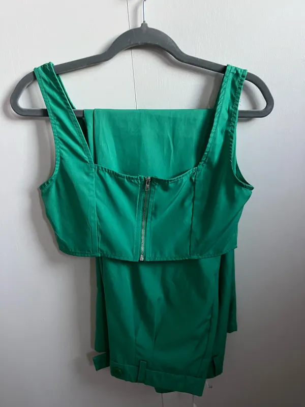 Zaful Elevate your wardrobe with this vibrant green sleeveless two piece set. Perfect for any occasion, it offers both style and comfort. - Image 2