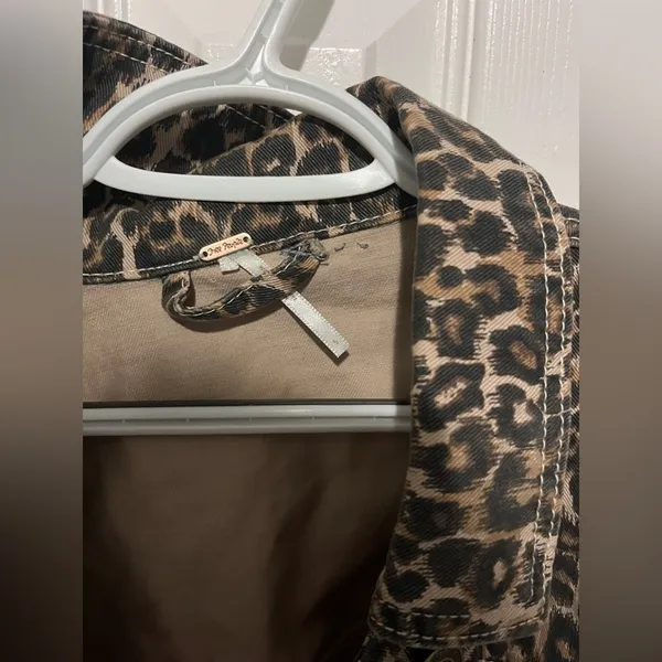 Free People Cheetah Print Denim Jacket Size Small - Image 3