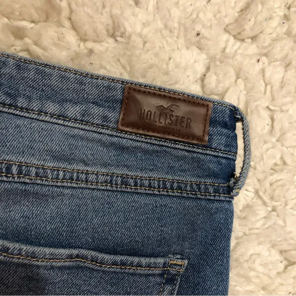 Hollister Distressed Raw Hem Straight Mom Jeans Light Wash‎ 7 Regular - Image 8