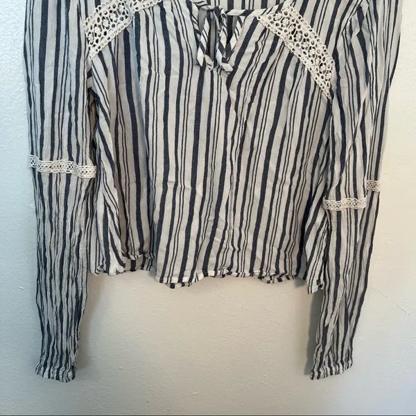 Hollister Women's Size XS Cropped Top Long Sleeve Keyhole White Blue Gray Stripe - Image 5