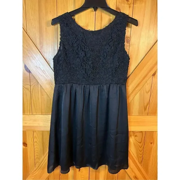Belinda sleeveless V-neck dress size medium button up nwt (8675)￼ - Image 5