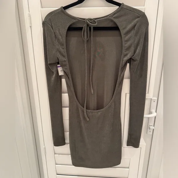 NWT Edikted slinky backless long sleeve mini dress in olive green Sz S sold out - Image 6