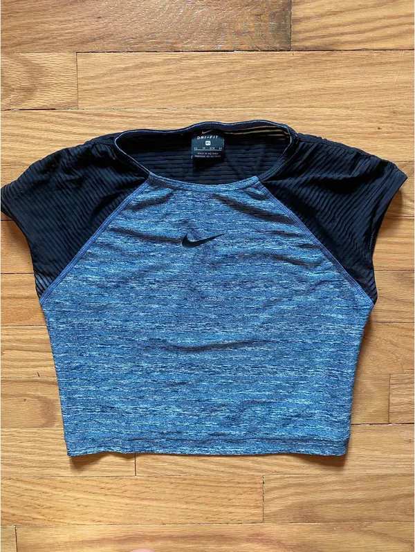 Nike crop top - Image 2