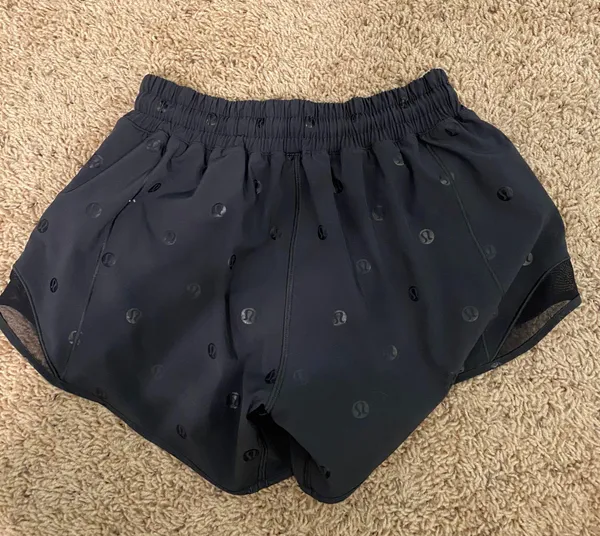 Lululemon Hottty Hot 2.5 Shorts Black Size 4 - Image 4