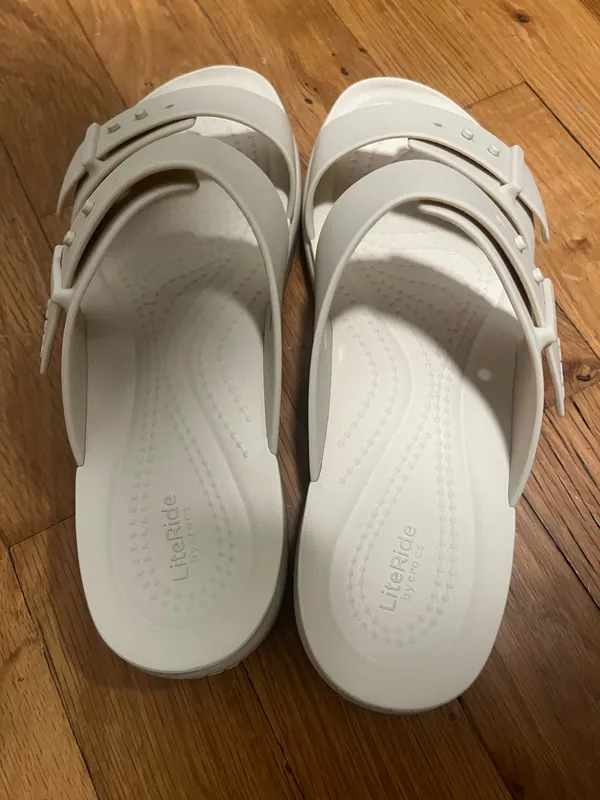 Crocs Brooklyn Buckle Low Low - Image 4