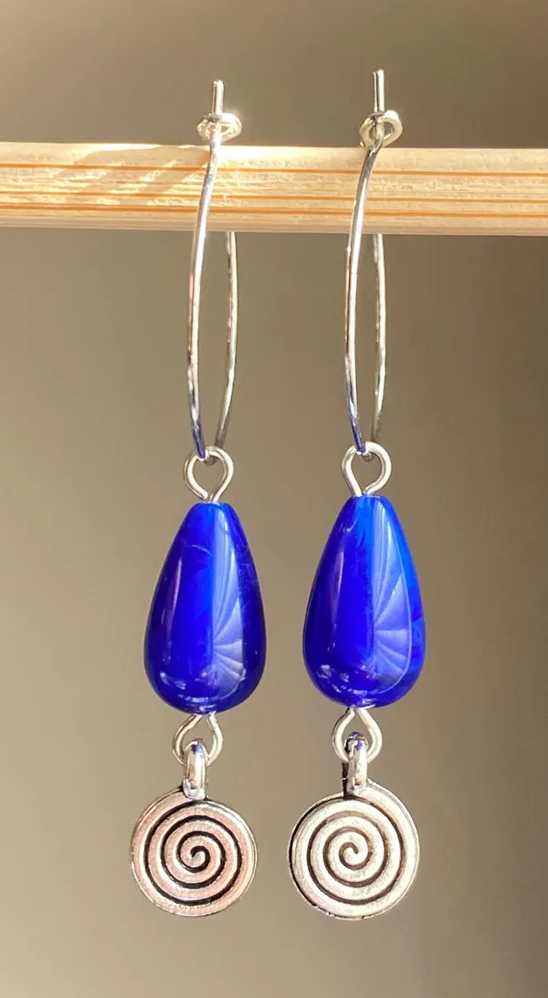 Handmade german teardrop beads & swirl dangle hoop earrings💫💙 - Image 3