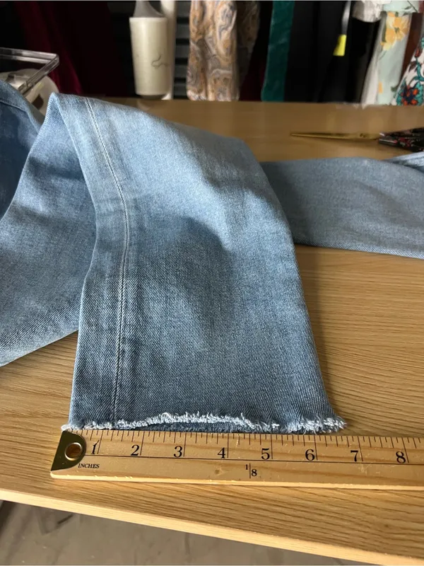 MOTHER‎ Tomcat Ankle Fray Jeans in Light Blue - Image 15