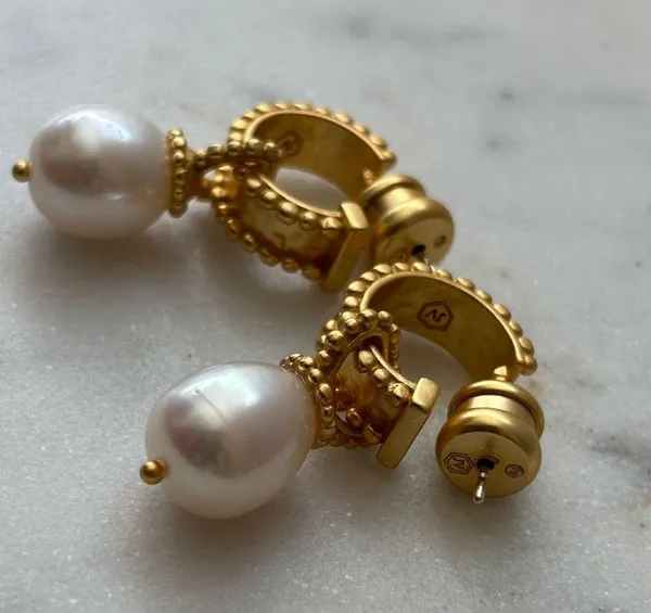 NWOT Gold and White Pearl Hoop Earrings - Image 6