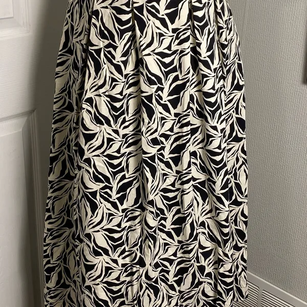 A new day Elegant Black and White Leaf Print maxi Dress size 4 - Image 3