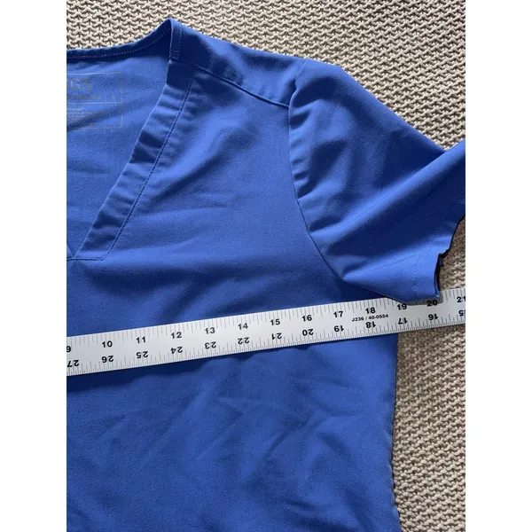 Figs Women's‎ Technical Collection Catarina Pocket Scrub Top Blue Size Small - Image 5