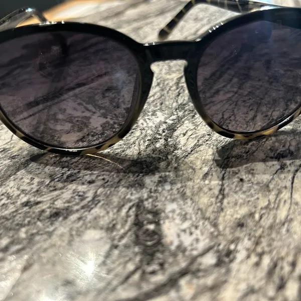Fossil Sunglasses with green and black Frame with Harley Davidson hard case - Image 3