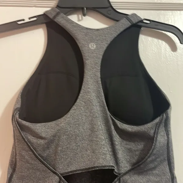 Lululemon Tank with built in bra size 6 - Image 3