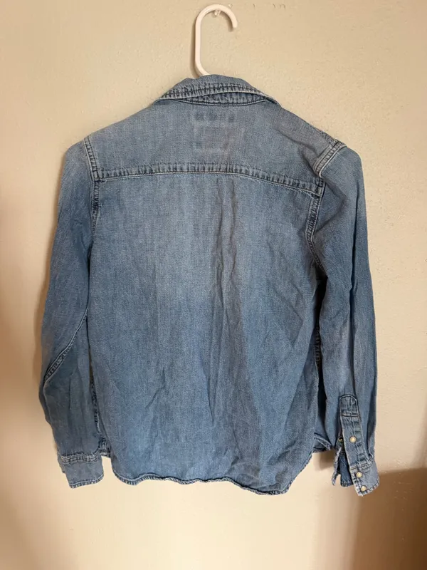 Lucky Brand Women's Denim Western Shirt - Size XS Condition: Like New / Excellent Condition Description: Upgrade your casual wardrobe with this classic Lucky Brand "True Indigo" denim Western shirt. Crafted from soft, high-quality denim with a flattering fit, it features timeless pearl snap buttons, dual chest pockets, and Western-style shoulder yokes. Perfect for layering or wearing on its own, this versatile staple easily dresses up or down. It has been meticulously cared for, showing no visible signs of wear. Fast shipping from a smoke-free home! - Image 3