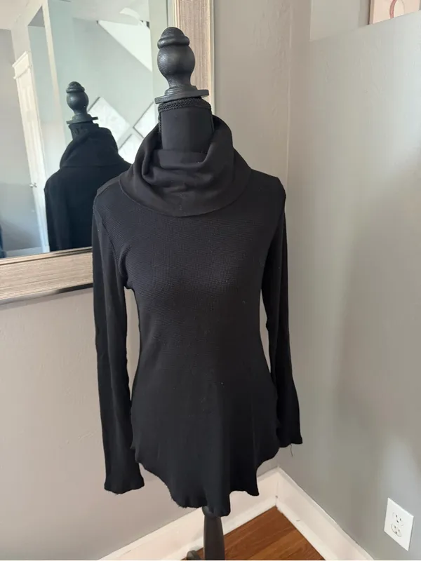 Evereve x Michael Stars thermal waffle-knit cowl neck top black soft medium. - Image 3