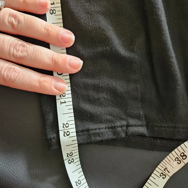 F.H. Clothing Co. woman’s size large cropped pants in black - Image 5