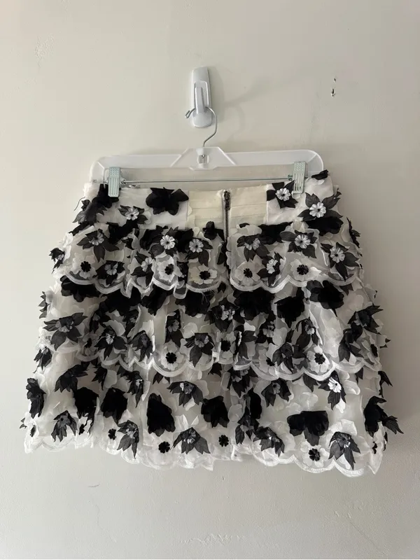 Alice + Olivia "Margarita" Tiered Floral Appliqué Mini Skirt - Image 4
