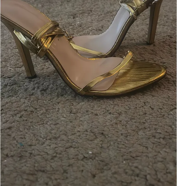 Gold heel Size 8 - Image 2