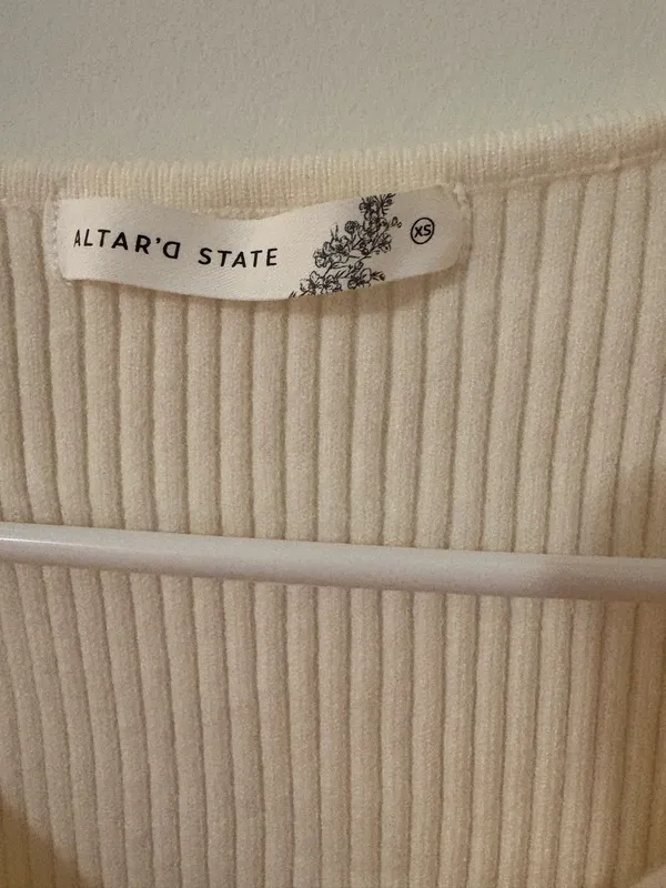 Altar'd State Top Long Sleeve Cropped - Image 2