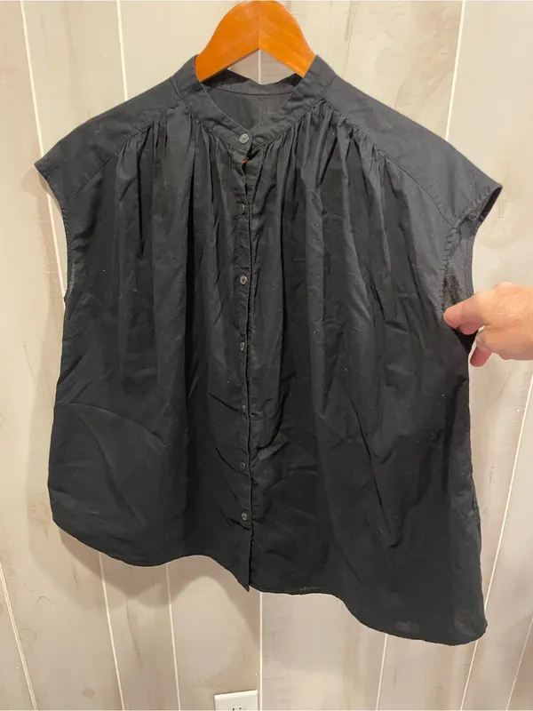 Simply Southern Cute black breezy boxy button front sleeveless peasant top pleated - Image 3