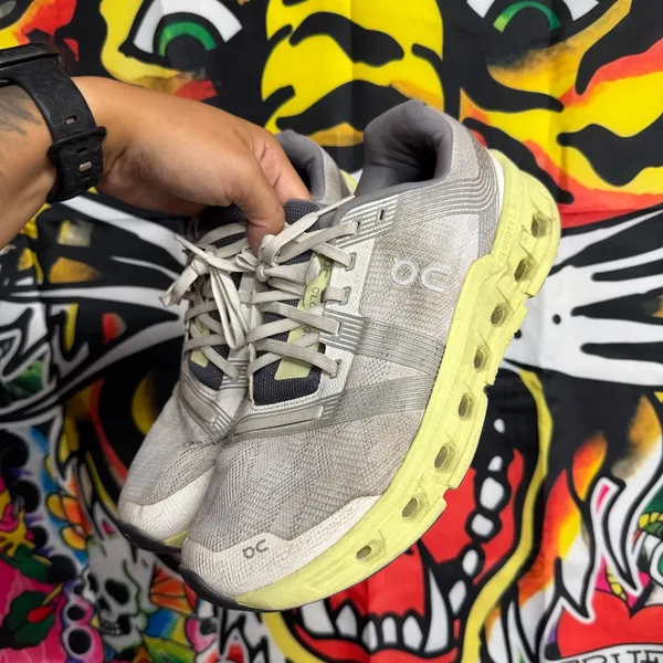 On Running shoe Gray Size 8.5 - Image 2