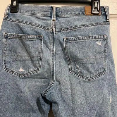 Outfitters AEO Distressed Busted Knee Mom Jeans Size 2 Short EUC - Image 4