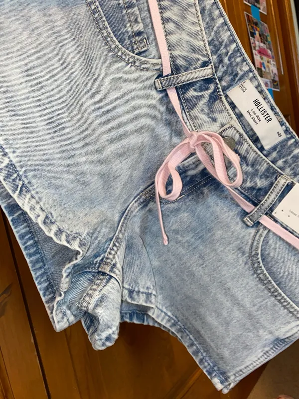 Hollister Low Rise Heart Embroidery Shorts - Image 5