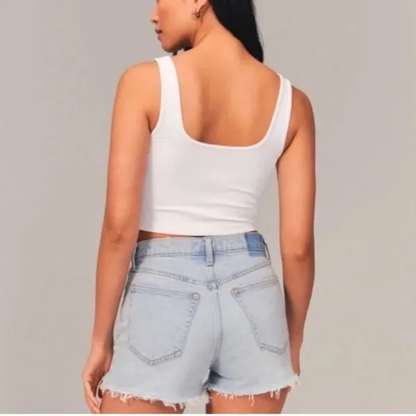 Abercrombie & Fitch The Mom Short High Rise Light Wash- Size 6 (28) - Image 2