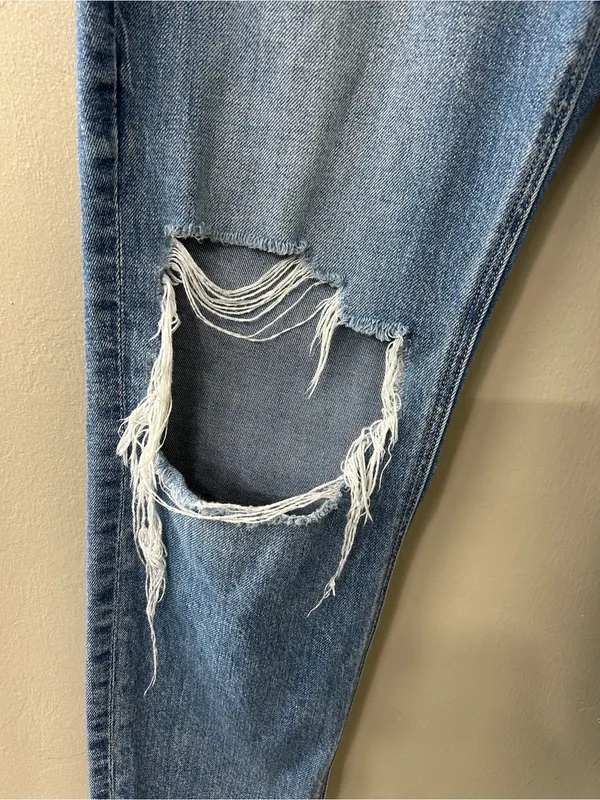 American Eagle Mom Jean Light Blue Denim Distressed Jeans Sz 8 S - Image 2