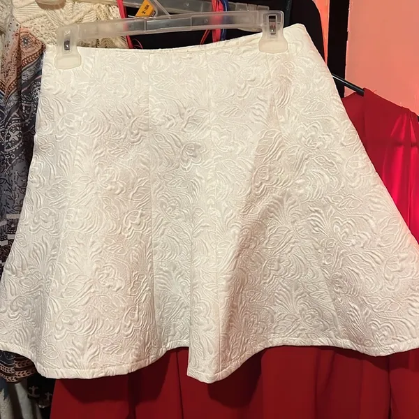 Gorgeous White Floral Embossed Sm Skirt *Brand New* Great for Formal Occasions - Image 4