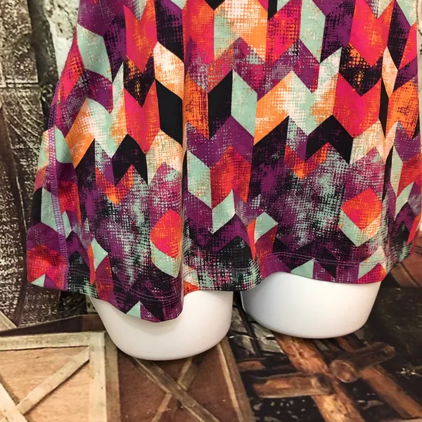 Lukka Chevron print racerback scoop neck workout tank Medium abstract artsy - Image 4