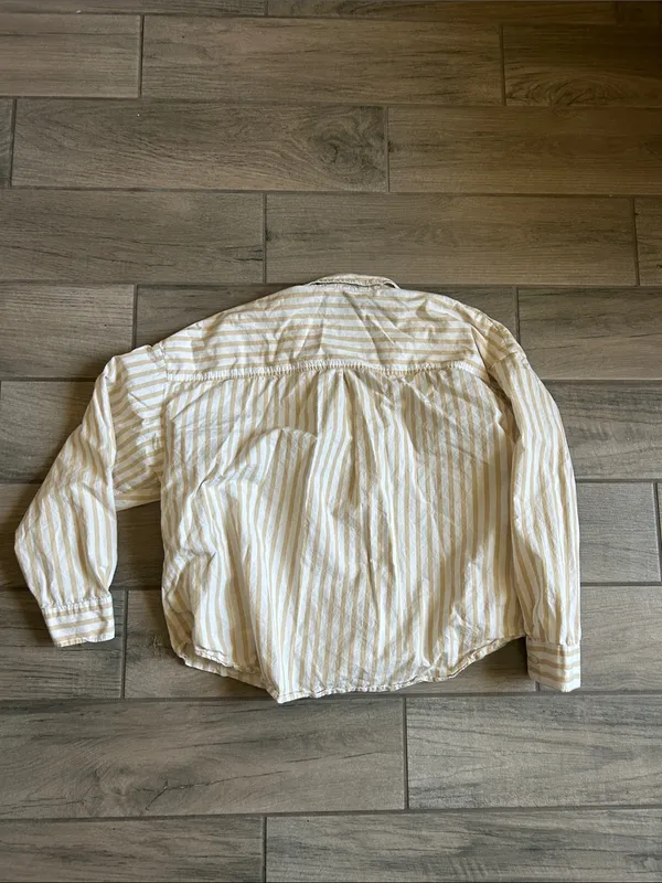 Old Navy Women's Cream and Tan Striped Button-Down Shirt - Image 4
