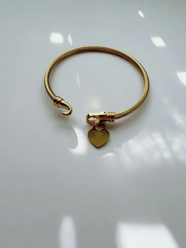 Gold heart cable bangle bracelet - Image 3