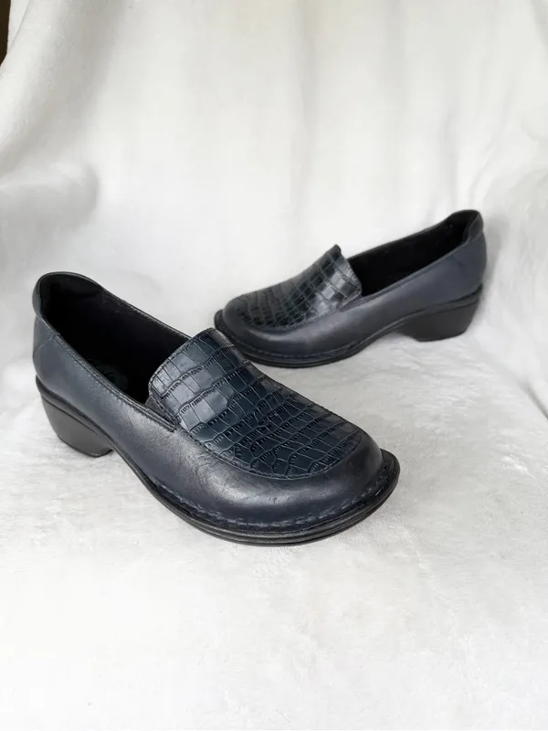 Women’s Clark’s Artisan “Mill Square” Crocodile Navy Blue Slip-On Loafer Size 6W - Image 5