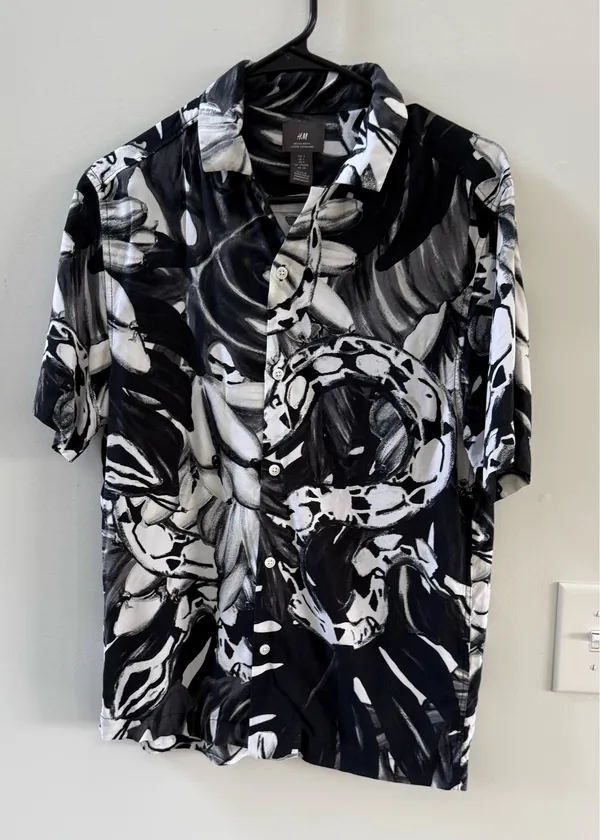 H&M men’s snake print shirt, size small. Trendy, cool - Image 2