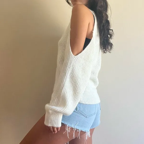 white off the shoulder sweater vigoss size small - Image 2