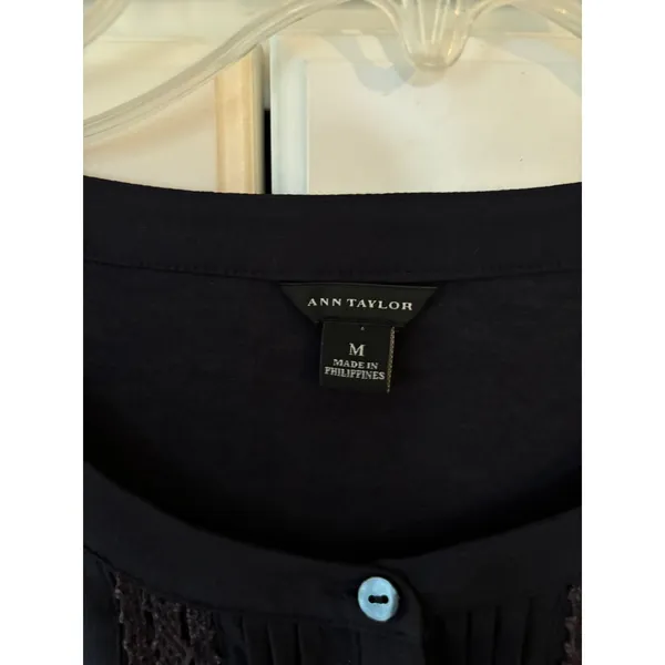 Ann‎ Taylor Navy Blue Crochet Lace Pintuck Pleated 3/4 Sleeve Blouse Top Medium - Image 3