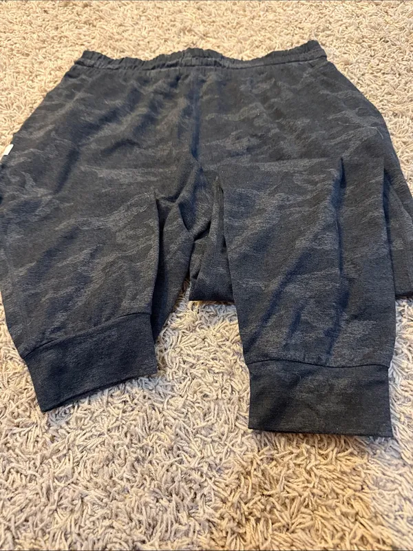 Vuori Performance Jogger Size Small in Black Camo - Image 6