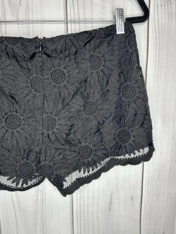 Umgee Floral Lace High Rise Scalloped Hem Shorts Black Sz M (32 x 3) - Image 6