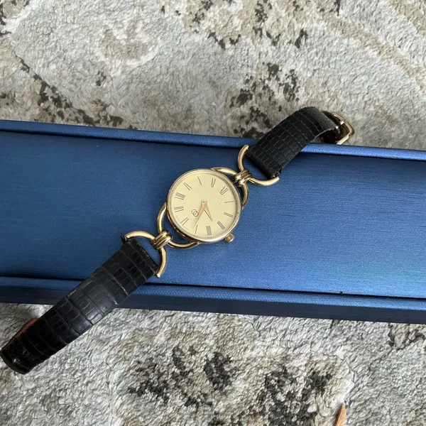 Women’s GUCCI lovely wrist watch❤️💛🖤 - Image 10